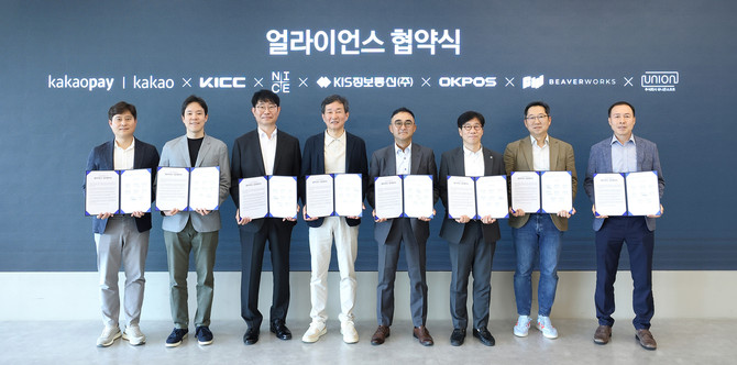 카카오페이는 지난 1일 경기도 판교에 위치한 카카오페이 오피스에서 KIS정보통신, NICE정보통신, 비버웍스, 오케이포스, 유니온소프트, 한국정보통신 및 카카오와 함께 얼라이언스 구축을 위한 MOU를 맺었다. ⓒ 카카오페이