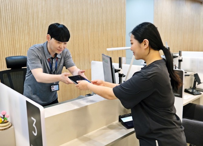 삼성전자서비스 엔지니어가 스마트폰을 점검해주는 모습. ⓒ 삼성전자서비스