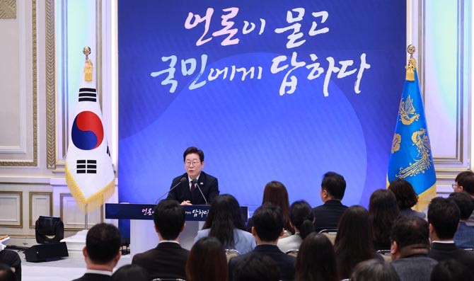 이 대통령은 '가깝게·폭넓게·새롭게'라는 개요로 '대통령의 30일, 언론이 묻고 국민에게 답하다'를 주제로 기자회견을 개최했다. ⓒ 연합뉴스