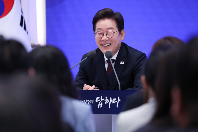 3일 이재명 대통령이 청와대 영빈관에서 열린 '대통령의 30일, 언론이 묻고 국민에게 답하다' 기자회견에서 발언하고 있다. © 연합뉴스