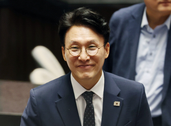 김민석 국무총리 후보자가 3일 국회 본회의에서 자신에 대한 임명동의안 투표를 마치고 이동하고 있다. ⓒ 연합뉴스
