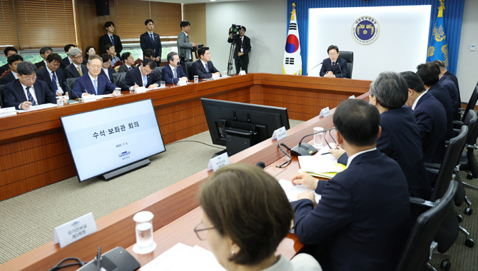 이 대통령은 3일 용산 대통령실에서 주재한 수보회의에서 의료대란 문제와 해수부 부산 이전 문제에 대해 언급했다. ⓒ 연합뉴스
