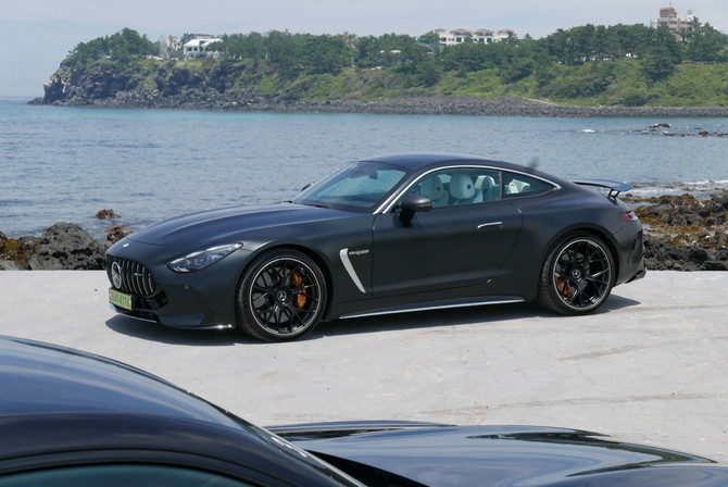 고성능 2-도어 쿠페 메르세데스-AMG GT의 2세대 완전변경 모델 '더 뉴 메르세데스-AMG GT 55 4MATIC+'. = 노병우 기자
