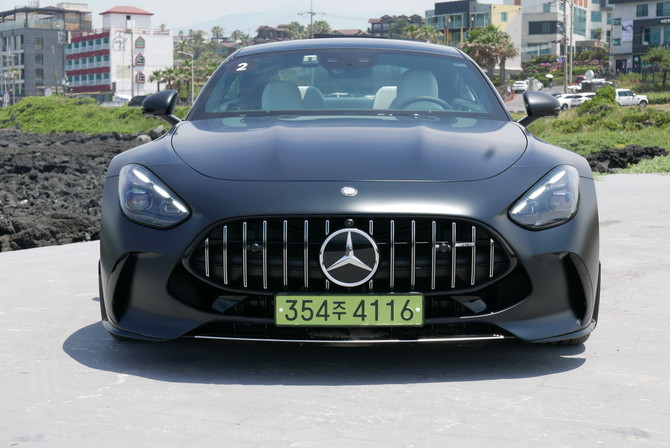 외관은 클래식한 AMG 스포츠카의 비율을 현대적으로 재해석했다. = 노병우 기자