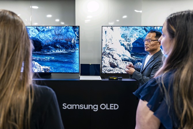 지난달 브라질 상파울루에서 열린 '2025 중남미 VD 세미나'에서 참석자들이 OLED의 화질 기술을 살펴보고 있다. ⓒ 삼성전자