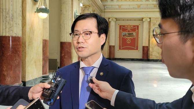 한미 무역협상을 위해 미국을 방문한 여한구 산업통상자원부 통상교섭본부장이 5일(현지시간) 워싱턴 DC 유니언역에서 한국 특파원단과 약식 인터뷰하고 있다. ⓒ 연합뉴스