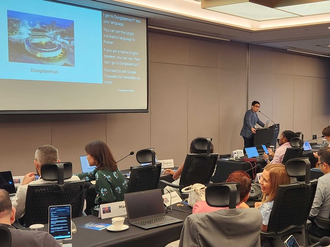 지난 6일 서울에서 열린 TRIUM Global Executive MBA, Class of 2026 행사에서 이정수 대표가 플리토 AI 동시통역 솔루션을 통해 참석자들과 글로벌 소통하고 있다. ⓒ 플리토