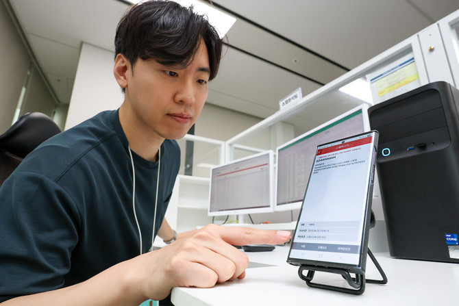 KT 고객센터 스팸분석팀 직원이 AI 기반 실시간 스팸 차단 키워드 등록 시스템을 운용하고 있다. ⓒ KT