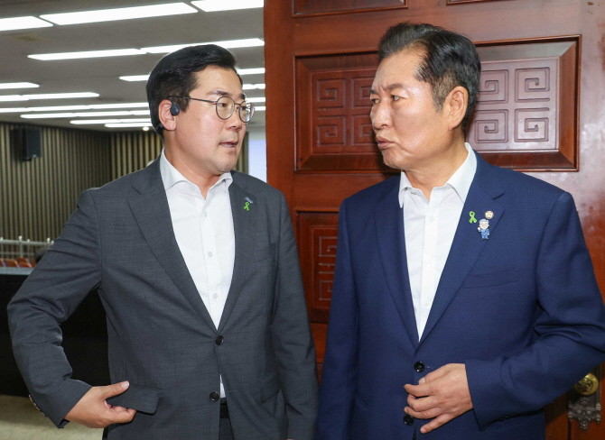 더불어민주당 당 대표 후보자인 정청래·박찬대(왼쪽) 의원이 지난 3일 서울 여의도 국회에서 열린 비공개 의원총회장 앞에서 대화하고 있다. ⓒ 연합뉴스