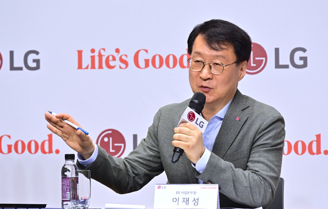 이재성 LG전자 ES사업본부장(부사장)이 8일 마곡 LG사이언스파크에서 열린 기자간담회에서 HVAC 사업 전략방향과 AI 데이터센터향 솔루션 등을 소개하고 있다. ⓒ LG전자