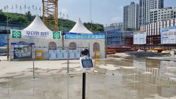 건설현장 체온측정기 및 무더위 쉼터 설치 사진. © LH
