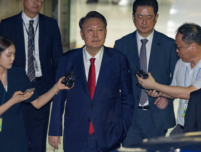 12·3 비상계엄과 관련해 특검의 수사를 받는 윤석열 전 대통령이 지난 9일 서울 서초구 서울중앙지법에서 열린 구속 전 피의자 심문(영장실질심사)이 끝난 뒤 법원을 떠나고 있다. ⓒ 연합뉴스