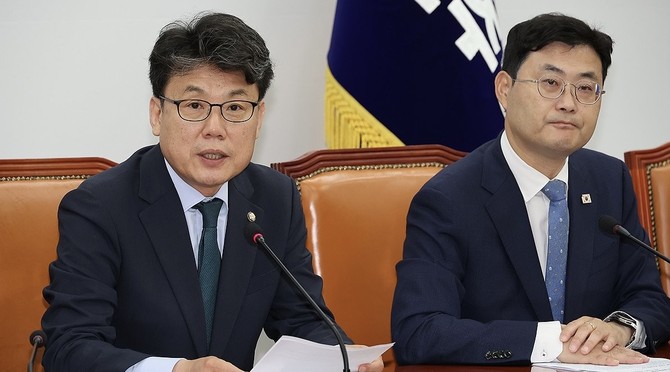 더불어민주당 진성준 정책위의장이 8일 서울 여의도 국회에서 열린 더불어민주당 원내대책회의에서 발언하고 있다. ⓒ 연합뉴스
