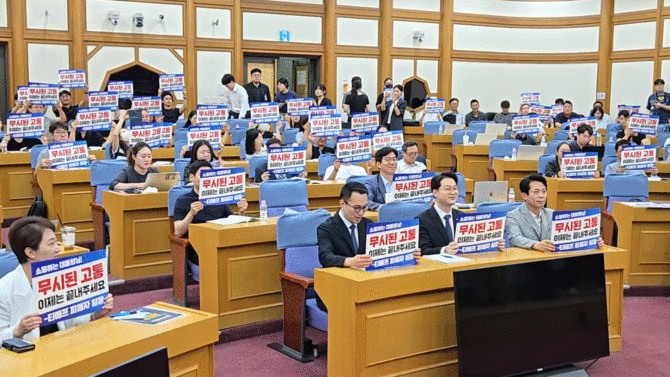 10일 국회에서 열린 '티메프 사태 해결을 위한 정책토론회'에서 더불어민주당 의원들과 티메프 피해자들이 문제 해결을 촉구하는 퍼포먼스를 하고 있다. =배예진 기자