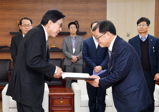 지난해 12월31일 박형준 부산시장이 박구용 신공항특별보좌관에게 임명장을 전달하는 모습. ⓒ부산시