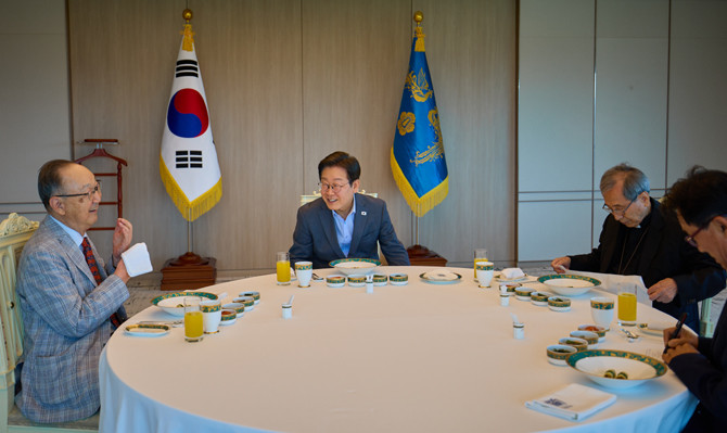 이 대통령은 10일 시민사회 원로와 오찬을 하며 국정 운영에 대한 조언을 들었다. ⓒ 연합뉴스