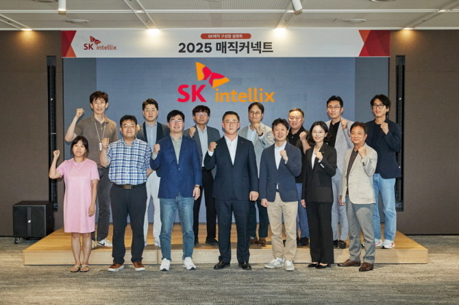 지난 10일, 김완성 SK인텔릭스 대표와 주요 경영진이 사명 변경에 대한 구성원 설명회를 갖고 기념 촬영을 하고 있다. (좌로부터 네번째 김완성 SK인텔릭스 대표). © SK매직