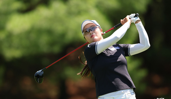 한진선이 7번 홀에서 티샷을 하고 있다. ⓒ KLPGA