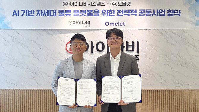 이은복 아이나비시스템즈 대표(좌)와 박진규 오믈렛 대표(우). ⓒ 아이나비시스템즈