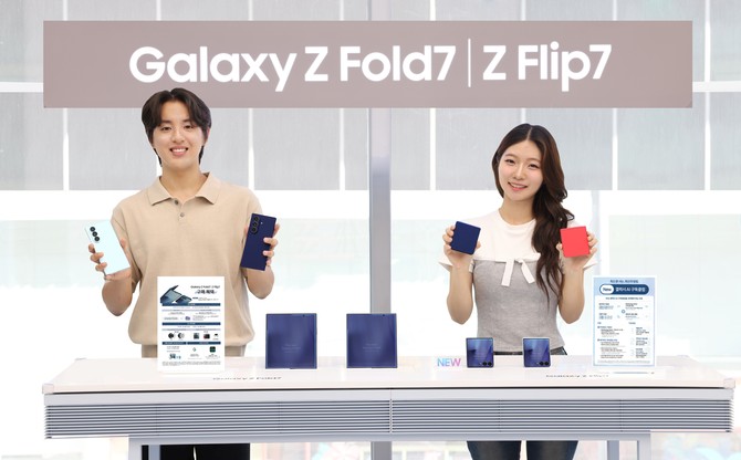 '갤럭시 Z 폴드7'과 '갤럭시 Z 플립7'을 소개하는 모습. ⓒ 삼성전자