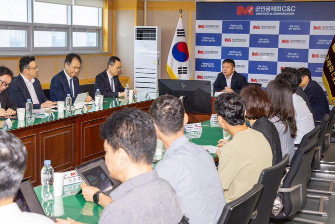 KT와 군인공제회C&C 주요 관계자가 참석해 사업 착수보고회를 진행하는 모습. ⓒ KT