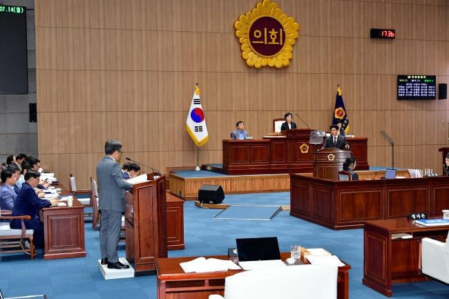 14일 열린 광주시의회 제334회 임시회에서 이명노 의원이 서진병원 방치 문제와 관련해 시정질문을 하고 있다. ⓒ 광주광역시의회