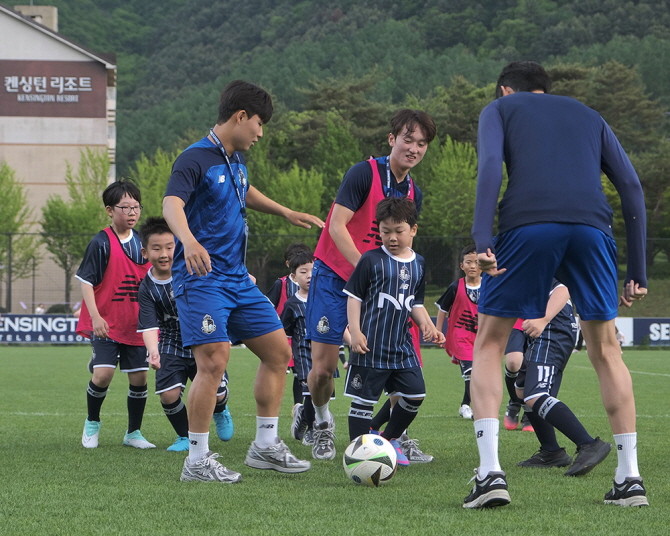 이랜드파크 켄싱턴리조트 가평이 여름방학 성수기를 앞두고 프로축구단 '서울 이랜드 FC'와 손잡고 '어린이 축구왕' 패키지를 출시했다. © 켄싱턴리조트