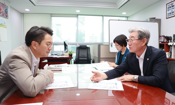 오태완 군수가 국회 국토교통위원회 전용기 국회의원에게 남북 6축 연장과 의령IC 건설의 당위성을 피력하고 있다. ⓒ 프라임경제