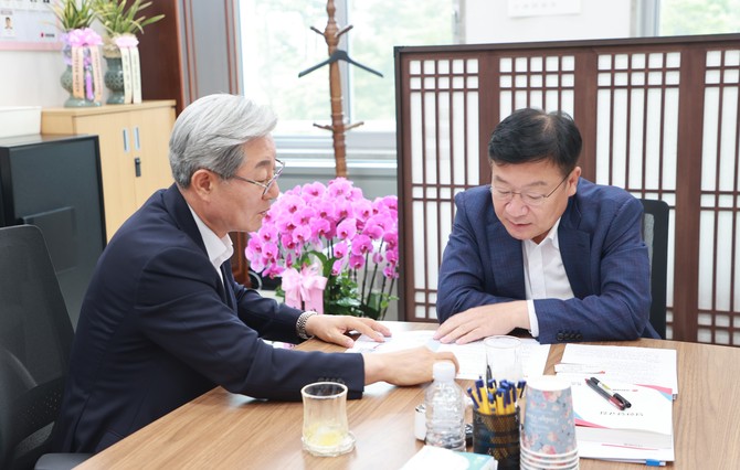 오태완 의령군수가 정점식의원에게 지역 숙원사업들을 설명하고 있다. ⓒ 프라임경제