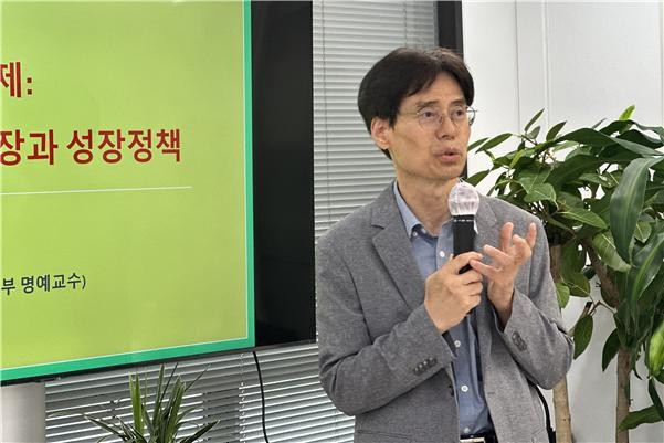 지난 15일 한국인터넷신문협회에서 개최한 '제로성장 시대, 한국의 성장 전략 다시 쓰기' 세미나에서 김세직 교수가 강연하고 있다. ⓒ 한국인터넷신문협회