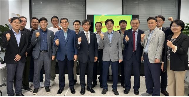 지난 15일 한국인터넷신문협회에서 개최한 '제로성장 시대, 한국의 성장 전략 다시 쓰기' 세미나 참석자들이 단체사진을 촬영하고 있다. ⓒ 한국인터넷신문협회