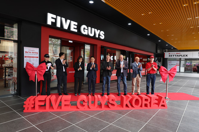 지난해 4월 서울 중구 커넥트플레이스 서울역점에서 열린 파이브가이즈 4호점 오픈 행사. ⓒ 연합뉴스