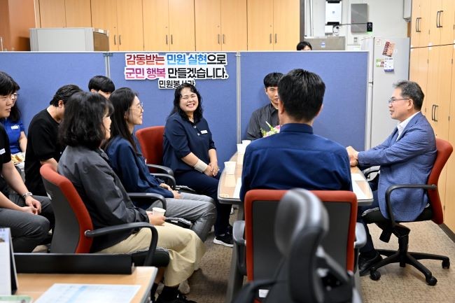 김진열 군수는 민원업무를 집중 처리하는 8개 부서를 대상으로 '청렴T타임'을 가지고 있다. ⓒ 군위군