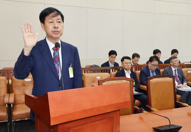 구윤철 경제부총리 겸 기획재정부 장관 후보자가 인사 청문회에서 선서하고 있다. ⓒ 연합뉴스