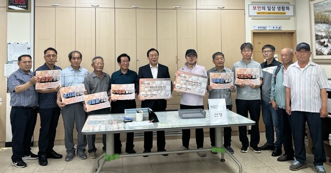 18일 연서면 행정복지센터에서 농업인 수당의 차질 없는 지급을 확인하고, 관내 농업인들과 생생한 현장 소통 후 기념촬영을 하고 있다. ⓒ 세종시
