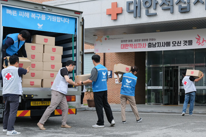 대한적십자사 충남지사에서 18일 SPC그룹 해피봉사단 직원들이 수해 이재민들을 위한 구호물품을 전달하고 있다. ⓒ SPC