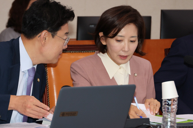 나경원 국민의힘 의원이 지난 17일 김성원 국민의힘 의원(왼쪽)과 대화하고 있다. ⓒ 연합뉴스