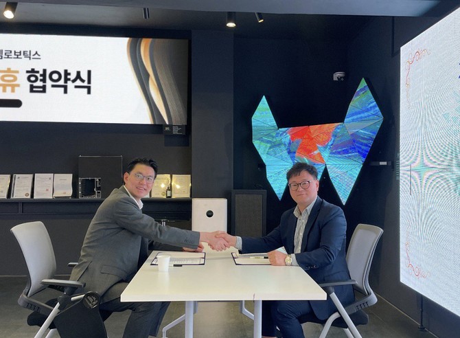 (좌측부터) 유창수 벡트 대표이사와 김동진 제이엠로보틱스 대표이사가 벡트빌딩 지하 1층 디지털 사이니지 쇼룸에서 협약 체결 후 악수를 나누고 있다. ⓒ 벡트