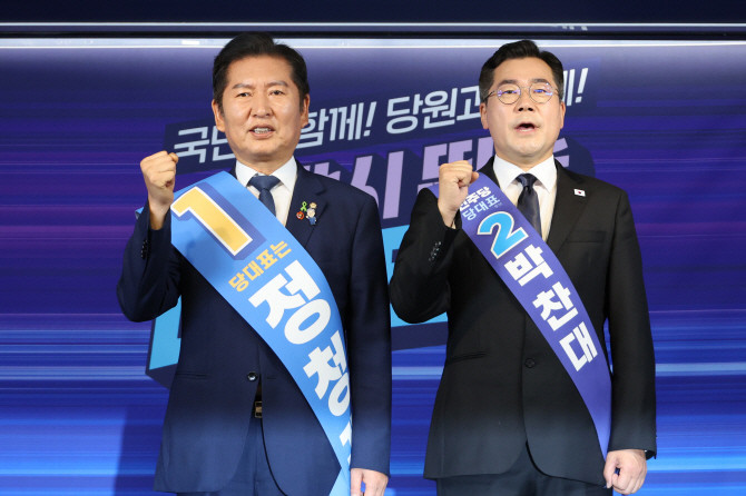 정청래·박찬대(오른쪽) 더불어민주당 대표 후보가 지난 20일 서울 여의도 당사에서 열린 8·2 전당대회 순회 경선 영남권 합동연설회에서 파이팅을 외치며 기념촬영 하고 있다. ⓒ 연합뉴스