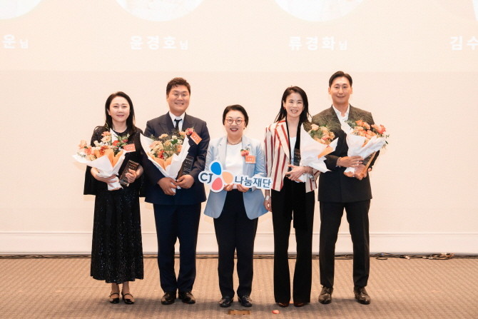 민희경 CJ사회공헌추진단장(중간)이 (왼쪽부터) 배우 김나운님, 윤경호님, CJ도너스캠프 아카데미 마스터 멘토 류경화님, 우수 일반기부자 김수호님에게 감사패를 전달하고 기념사진을 촬영하고 있다. © CJ