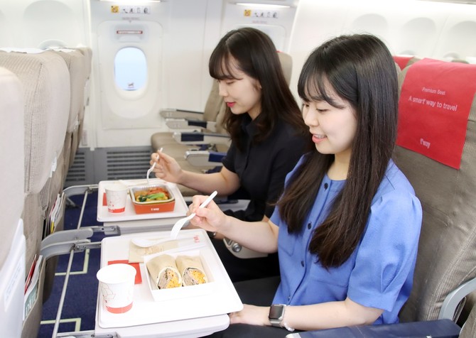 티웨이항공 탑승객이 장거리 노선에서 제공되는 순수 채식 기내식 메뉴를 맛보고 있다. ⓒ 티웨이항공 