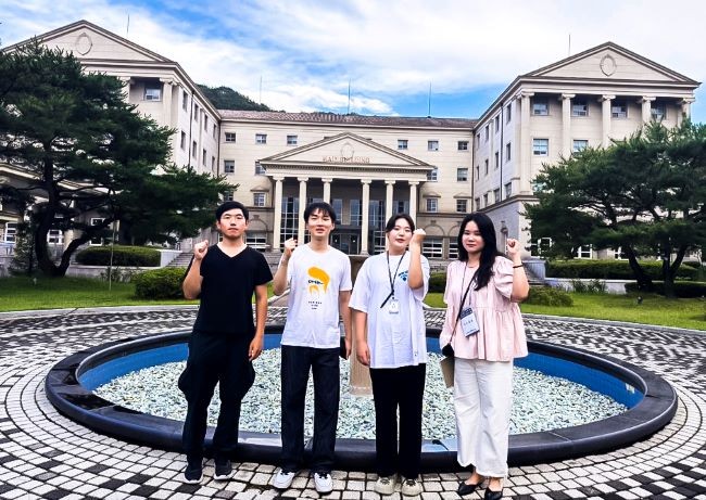 대구경북영어마을에서 소중한 경험을 했던 최봉준, 김영재, 조다혜, 이유리(왼쪽부터) 씨가 영어마을을 다시 찾아 포즈를 취했다. ⓒ 영진전문대학교