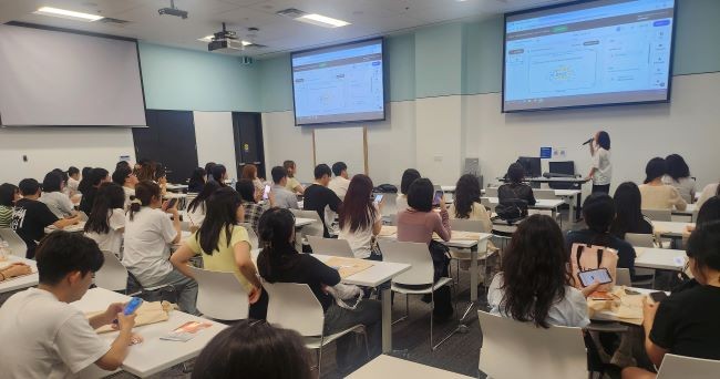 대구가톨릭대 2025 파란사다리 사업 참가 학생들이 토론토 메트로폴리탄대학교에서 본교 교수가 진행하는 어학 수업 및 글로벌 리더십 특강을 듣고 있는 모습. ⓒ 대구가톨릭대학교