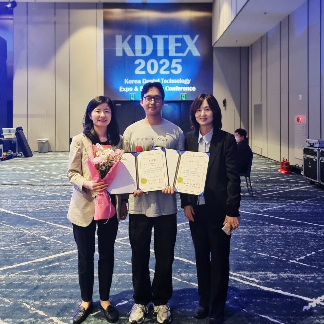 지난 18일 서울 코엑스 마곡 403호에서 'KDTEX 2025 국제학술대회 전국 치기공학과 학생실기 및 학생보철작품전시 경진대회'에참가한 대구보건대학교 치기공학과 임예건 학생이 실기와 작품 전시 부문에서 2관왕을 차지한 후 교수진들과 기념촬영을 하고 있다. (왼쪽부터 치기공학과 최주영 교수, 임예건 학생, 정효경 학과장). ⓒ 대구보건대학교