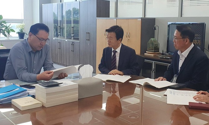 조규일 진주시장이 기재부를 방문하고 유병서 예산실장에게 핵심사업들을 설명하고 있다. ⓒ 프라임경제