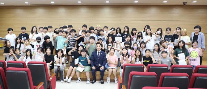 지난 22일 종촌초등학교를 찾아 '찾아가는 의회교실'을 운영 기념촬영을 하고 있다. ⓒ 의회사무국
