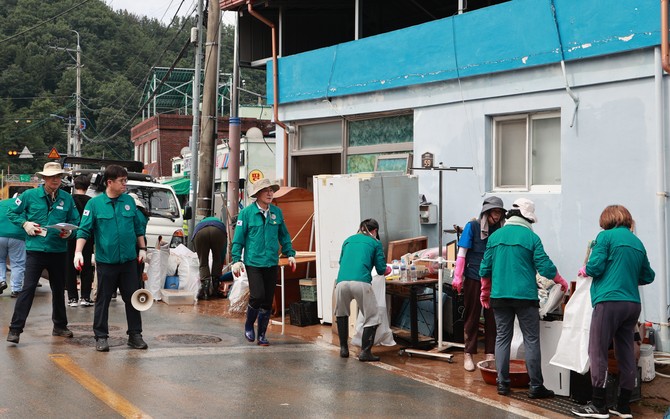 오태완 의령군수와 직원들이 대의면 폭우 피해 현장에서 복구작업을 하고 있다. ⓒ 프라임경제