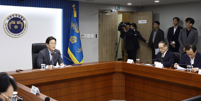 이 대통령은 용산 대통령실에서 주재한 수석보좌관회의에서 외국인 노동자의 차별과 민생경제에 대해 언급했다. ⓒ 연합뉴스