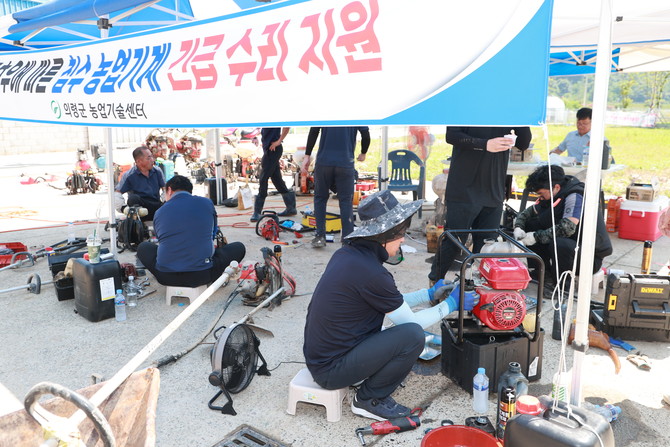 의령군 농기계지원팀이 집중호우로 침수된 농기계를 긴급 수리하고 있다. ⓒ 프라임경제
