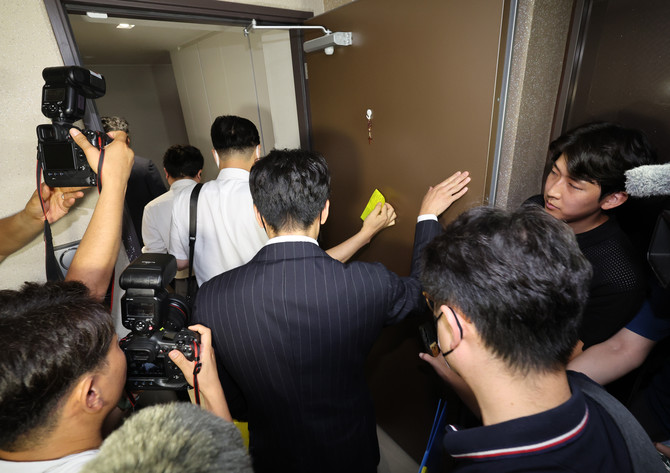 김건희 여사의 의혹들을 수사하는 민중기 특별검사팀 관계자들이 28일 서울 노원구 개혁신당 이준석 당대표 자택을 압수수색하기 위해 들어서고 있다. ⓒ 연합뉴스